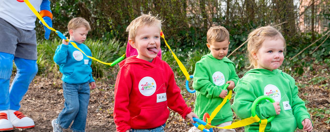 Kleine peuters aan de wandel voor de Peuter4daagse