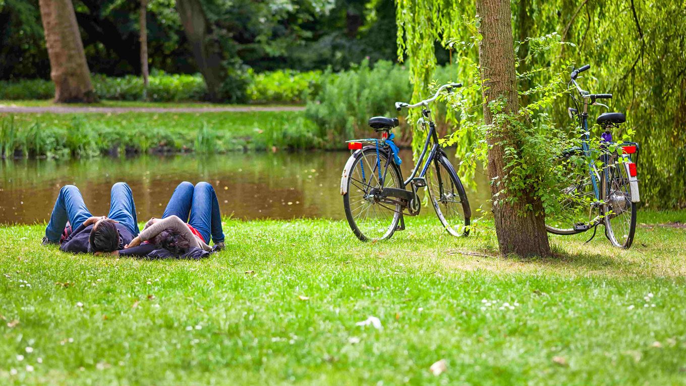 Twee personen liggen op gras - Groen en natuur - Liefde