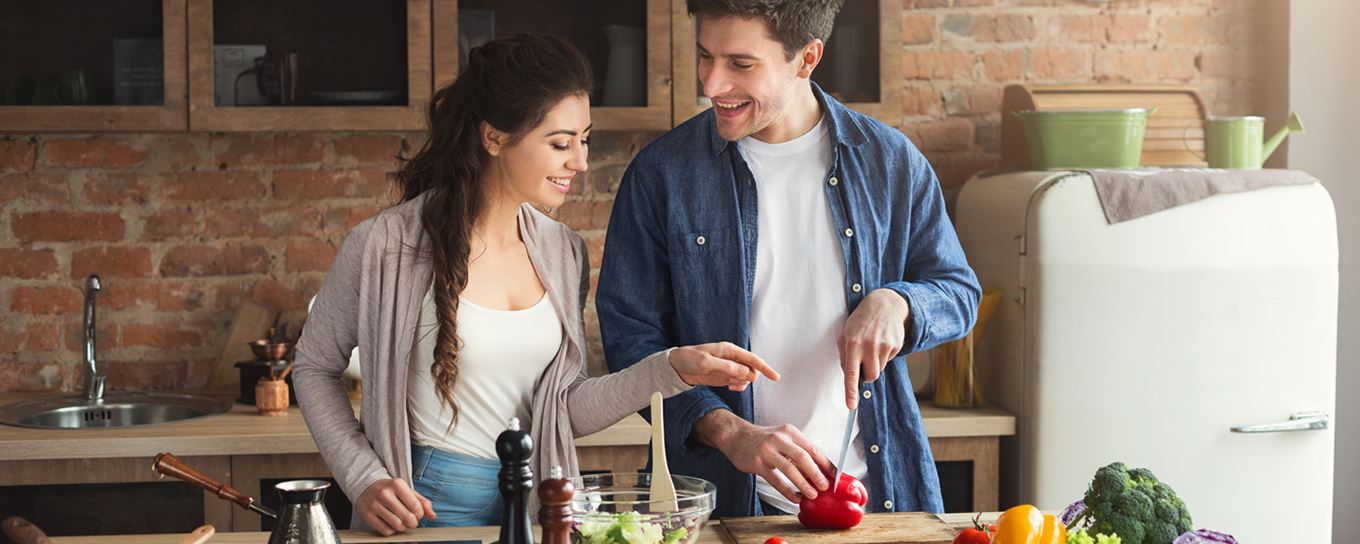 Afbeelding van een man en vrouw die aan het koken zijn