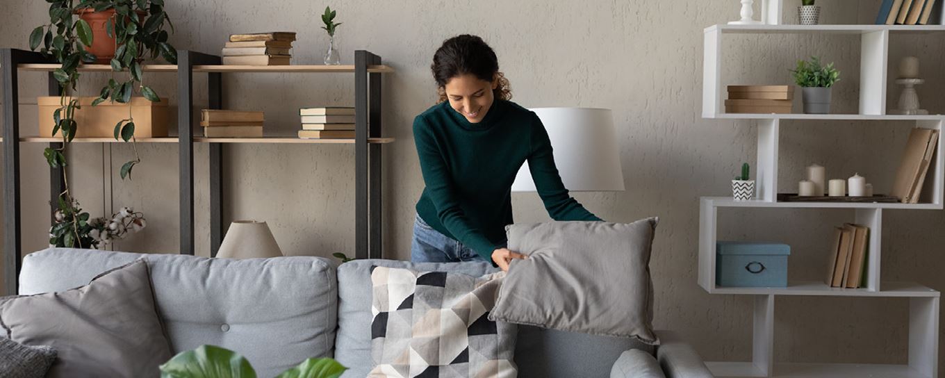 Afbeelding van een vrouw die haar bank aan het opkloppen is